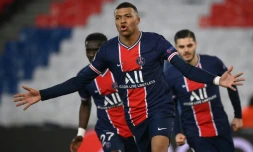 L'attaquant du PSG Kylian Mbappé aprÚs un penalty réussi contre le FC Barcelone, le 10 mars 2021 au Parc des Princes