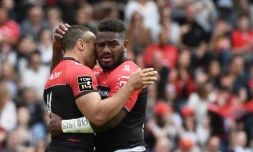 L'ailier de Toulon Josua Tuisova (d) est congratulé par son équipier Bryan Habana après avoir marqué un essai face à Castres, le 15 avril 2017 à Toulon