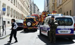 Un militaire français et une policière sur les lieux de l'arrestation à Marseille de deux suspects soupçonnés de préparer un attentat, le 18 avril 2017