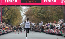 Le Kenyan Eliud Kipchoge, équipé par Nike, est devenu le premier homme à franchir la barre des deux heures sur la distance du marathon (42,195km) le 12 octobre à Vienne