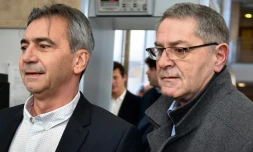 Les deux anciens pilotes de chasse Pascal Fauret (d) et Bruno Odos arrivent à la cour d'assises spéciale des Bouches-du-Rhône pour le procès d'"Air Cocaïne", le 18 février 2019 à Aix-en-Provence