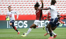 L'attaquant niçois Khephren Thuram (c) marque le 4e but de son équipe contre Bordeaux, le 28 août 2021 à Nice