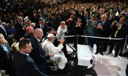 Le pape François acclamé par la foule des fidèles à son arrivée au Madison Square Garden le 25 septembre 2015 à New York