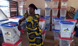 Une femme au milieu de matériel de vote avant le scrutin présidentiel en Centrafrique, le 13 février 2016