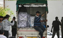 Un camion chargé de cercueils de victimes arrive à la morgue du complexe hospitalier d'Ahmedabad, le 14 juin 2025, après le crash du vol 171 d'Air India dans un quartier résidentiel près de l'aéroport le 12 juin 2025