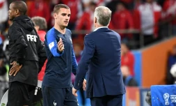 L'entraîneur des Bleus Didier Deschamps (d) congratule Antoine Griezmann à la fin du match contre le Pérou au Mondial, le 21 juin 2018 à Ekaterinbourg