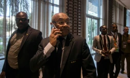 Le président de la CAF Ahmad Ahmad (c) au téléphone à sa sortie de la réunion extraordinaire à Accra visant à retirer l'organisation de la CAN-2019 au Cameroun le 30 novembre 2018