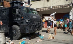 Un véhicule blindé des forces de l'ordre face à des habitants lors d'une opération policière dans la favela Complexo do Alemao à Rio de Janeiro, le 21 juillet 2022