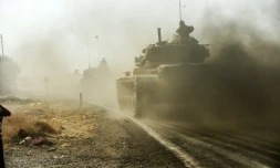 Des chars de l'armée turque font route vers la ville syrienne de Jarablos le 25 août 2016