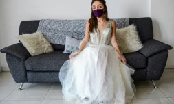 L'Argentine Mia Minutillo, masquée, dans sa robe de "quinceanera", chez elle à Buenos Aires, le 30 juillet 2020