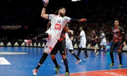 Le pivot des Bleus Luka Karabatic à l'attaque contre l'Egypte lors de la Golden League, le 6 janvier 2018 à Paris 