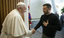 Photo transmise par les services du Vatican montrant le président ukrainien Volodymyr Zelensky accueilli par le pape François, le 13 mai 2023 au Vatican