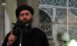 Capture d'écran d'une video de propagande diffusée le 5 juillet 2014 par al-Furqan Media montrant Abu Bakr al-Baghdadi à Mossoul lors de la proclamation du califat