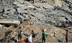 Des enfants palestiniens cherchent des objets récupérables dans les décombres de bâtiments détruits par un bombardement israélien sur le camp de réfugiés de Bureij, dans le centre de la bande de Gaza, le 24 juin 2024
