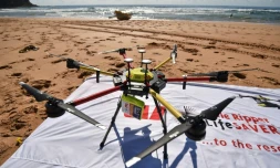 Un drone utilisé pour la surveillance des requins sur la plage de Bilgola au nord de Sydney le 10 décembre 2017