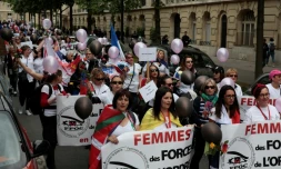 Environ 200 épouses de membres des forces de l'ordre, "en colère", ont manifesté le 22 avril 2017 autour du Champ-de-Mars à Paris, deux jours après l'attentat qui a coûté la vie à un policier sur les Champs-Elysées