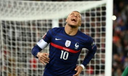 La joie de l'attaquant Kylian Mbappé, auteur d'un quadruplé face au Kazakhstan, lors des éliminatoires de la Coupe du monde 2022 au Qatar, le 13 novembre 2021 au Parc des Princes à Paris
