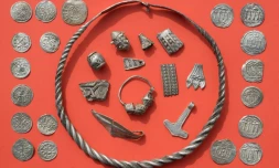 Une partie du trĂ©sor dĂ©couvert sur l'Ăźle allemande de RĂŒgen, un trĂ©sor "unique" ayant pu appartenir au roi Harald Ă la Dent bleue, qui a introduit le christianisme au Danemark, ou Ă sa cour.