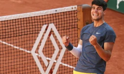 L'Espagnol Carlos Alcaraz vainqueur de l'Italien Jannik Sinner en demi-finale de Roland-Garros, le 7 juin 2024 Ă Paris