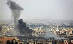 De la fumée provenant de zones ciblées par les bombardements de l'armée syrienne sur les villes de Douma et Harasta, le 28 février 2018