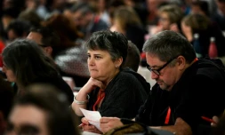 La patronne de la fédération CGT des fonctionnaires d'Etat Céline Verzeletti (C), le 27 mars 2023, à Cournon d'Auvergne