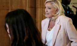 Marine Le Pen, présidente du groupe parlementaire du Rassemblement national (RN), arrive à la cour d'appel de Paris le 7 juillet 2026 pour assister au prononcé du verdict en appel concernant d'anciens et d'actuels membres du parti, poursuivis pour détournement de fonds publics européens dans l'affaire des emplois présumés fictifs au Parlement européen