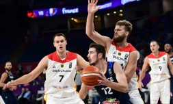 Le Français Nando de Colo (c) à la lutte avec les Allemands Johannes Voigtmann (g) et Danilo Barthe (d) en 8e de finale de l'Euro de basket, le 9 septembre 2017 à Istanbul