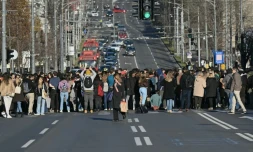 Des manifestants bloquent une rue de Belgrade pour protester contre le résultat des législatives, le 25 décembre 2023 en Serbie