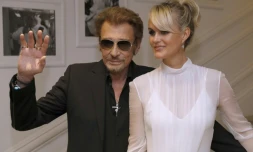 Johnny Hallyday et sa femme Laeticia posing le 4 juillet 2016 à Paris