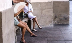 AprÚs un week-end estival, l'épisode de chaleur exceptionnel se poursuit avec un pic lundi et des records de température pour un mois d'octobre, avant une accalmie mardi