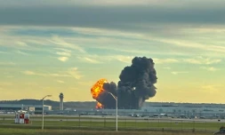 Photo fournie par Levi Dean montrant de la fumée et des flammes au-dessus du site du crash d'un avion cargo UPS à l'extérieur de l'aéroport international de Louisville, dans le Kentucky, le 4 novembre 2025