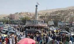 Un drapeau taliban flotte sur un kiosque de la place principale de Pul-e-Khumri, en Afghanistan, le 11 août 2021 