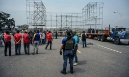 Un agent des services de renseignement assiste à la mise en place de la scène du concert organisé du côté vénézuélien du pont international de Tachira, le 21 février 2019
