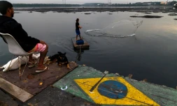 Pêche dans la favela sur pilotis Dique da Vila Gilda, à Santos (sud-est du Brésil), le 10 juin 2021