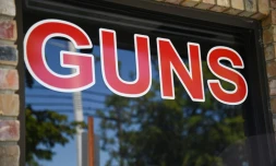 Montrés du doigt après le carnage au fusil d'assaut qui a fait 17 morts dans un lycée de Floride, les fabricants d'armes américains, déjà en situation financière difficile, subissent désormais la défiance de grandes entreprises qui ont commencé à s'en distancer
