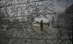 Un soldat ukrainien à un check point près de Velyka Dymerka à l'est de Kiev, le 9 mars 2022
