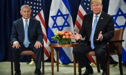 Le président des Etats-Unis, Donald Trump (à droite) au début d'une rencontre avec le Premier ministre israélien Benjamin Netanyahu, en marge de l'Assemblée générale de l'ONU, à New York, le 26 septembre 2018 