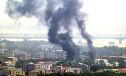De la fumée au-dessus de Rangoun, le 27 mars 2021 en Birmanie