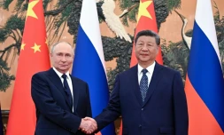 Photo diffusée par l'agence de presse russe Sputnik montrant le président russe Vladimir Poutine (g) et le président chinois Xi Jinping lors d'une rencontre au Palais de l'Assemblée du Peuple à Pékin, le 2 septembre 2025