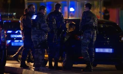 Des policiers patrouillent devant le collège des Trois Frontières, à Hegenheim, dans l'est de la France, le 16 novembre 2015, après qu'un collégien en a abattu un autre dans un bus