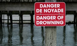 Une pancarte pour rappeller les dangers de la mer sur la plage de Trouville-sur-Mer, le 3 août 2021