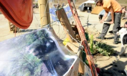 Un homme plante un arbre le 29 octobre 2014, sur le site occupé du barrage de Sivens (Tarn), à cÎté d'un mémorial à la mémoire de Rémi Fraisse, un manifestant qui y est décédé le 26 octobre lors d'un violent affrontement avec la police