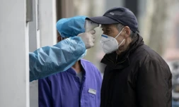 Contôle avant d'entrer dans un hopital à Shanghai, le 13 février 2020