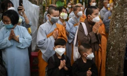 Des fidèles prient pendant la cérémonie funéraire en l'honneur du moine bouddhiste Thich Nhat Hanh, le 29 janvier 2022 à Hue, au Vietnam