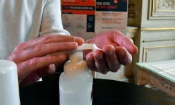 Du gel hydroalcoolique dans un bureau de vote à Bordeaux, le 11 mars 2020