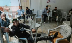 Des Palestiniens, blessés lors d'affrontements avec les forces israéliennes dans la bande de Gaza près de la frontière avec Israël, attendent des soins dans une clinique de Médecins sans frontières le 25 avril 2018
