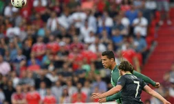 L'attaquant portugais Cristiano Ronaldo à la lutte avec Joe Allen du pays de Galles en demi-finale de l'Euro à Lyon, le 6 juillet 2016