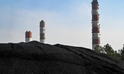 Des terrils de charbon aux abords de la centrale de la National Thermal Power Corporation (NTPC) Ă Dadri, le 6 avril 2022 en Inde