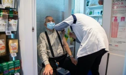 Vaccination contre le Covid-19 dans une pharmacie Ă Paris le 12 mars 2021