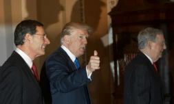 Donald Trump au Capitole avec le chef de file des républicains au Sénat Mitch McConnell et le sénateur John Barrasso, le 28 novembre 2017